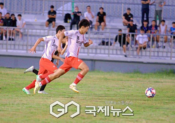 신태인축구센터U18 이승재가 29일 시민축구장에서 열린 제33회 백록기 전국고등학교축구대회 서귀포고와 8강전 후반 교체 출전 후 폭풍 드리블을 시도하고 있다(사진=제주시축구협회 박정미 이사)
