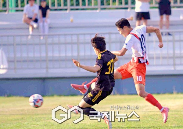 백록기 12초 최단 골 주인공 신태인축구센터U18 김두현이 29일 시민축구장에서 열린 제33회 백록기 전국고등학교축구대회 서귀포고와 8강전에서 전반 9분 선취골을 터트리고 있다(사진=제주시축구협회 박정미 이사)