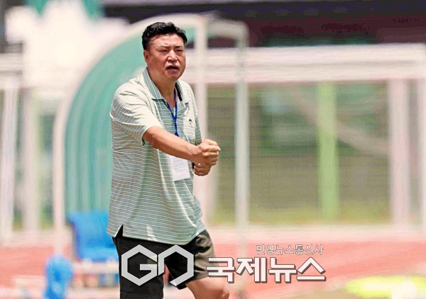 지휘봉 3년 치에 호남권리그 우승과 백록기 4강 진츨을 이끈 신태인축구센터U18 이문희 총감독 모습(사진=김병용 기자)