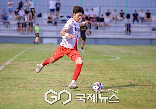 신태인축구센터U18 부동의 센터백 임채우가 29일 시민축구장에서 열린 제33회 백록기 전국고등학교축구대회 서귀포고와 8강전에서 강력한 킥을 시도하고 있다(사진=제주시축구협회 박정미 이사)