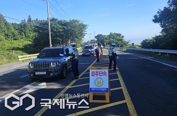 제주자치경찰단이 여름 휴가철을 맞아 출근 시간대 숙취운전 특별단속을 벌인 결과, 단 3일 만에 음주운전자 5명이 적발됐다.[사진=제주자치경찰단]