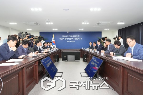 ▲허영 의원 ‘강원도 시군 단체장·국정과제TF·균형성장특위 간담회’진행 사진=허영 의원