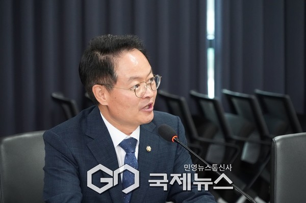▲ ‘강원도 시군 단체장·국정과제TF·균형성장특위 간담회’에서 발언하고 있는 허영의원