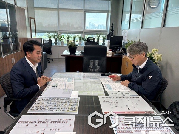 좌측부터 최재형 군수, 박준호 사회예산심의관.(제공=보은군청)