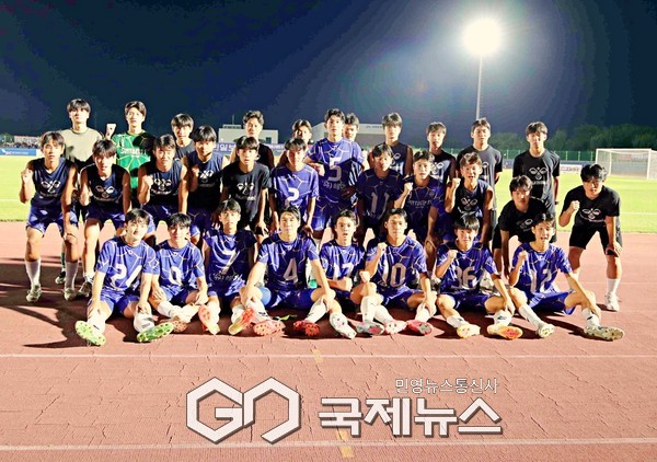 창단 4년 차 전국대회 첫 결승전에 오른 정읍신태인축구센터U18 선수단이 31일 공천포 구장에서 열린 제33회 백록기 전국고등학교축구대회 4강전에서 서울대한U18에게 짜릿한 역전승을 거두고 기념 촬영에 임하고 잇다(사진=축구상식)