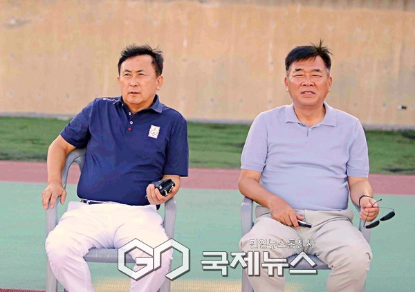 서강일(좌) 전북축구협회장이 31일 공천포 구장에서 열린 제33회 백록기 전국고등학교축구대회정읍신태인축구센터U18과 서울대한U18의 4강전을 윤일(우)제주축구협회장과 함께 관전하고 있다(사진=축구상식)