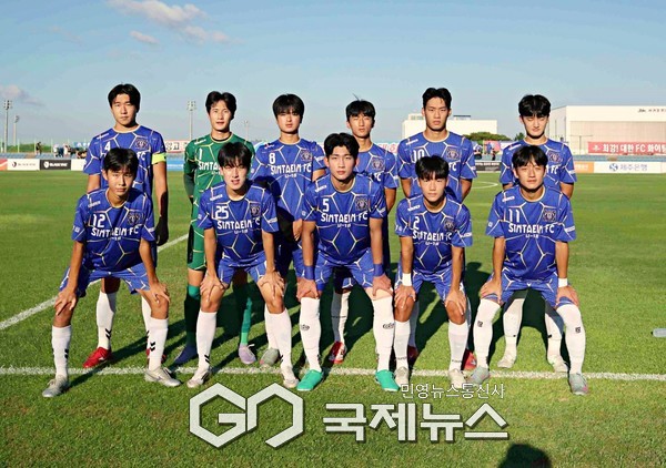 재창단 4년 차 전국대회 첫 결승전에 오른 정읍신태인축구센터U18 선발 라인업들이 31일 공천포 구장에서 열린 제33회 백록기 전국고등학교축구대회  서울대한U18와 4강전에 앞서 기념 촬영에 임하고 잇다(사진=축구상식)