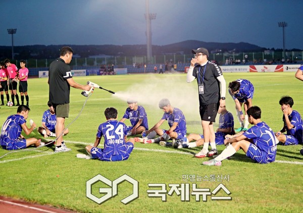 재창단 4년 차 전국대회 첫 결승전에 이끈 정읍신태인축구센터U18 이문희 총감독이 31일 공천포 구장에서 열린 제33회 백록기 전국고등학교축구대회  서울대한U18와 4강전 중 선수들에게 물을 뿌리고 있다(사진=축구상식)