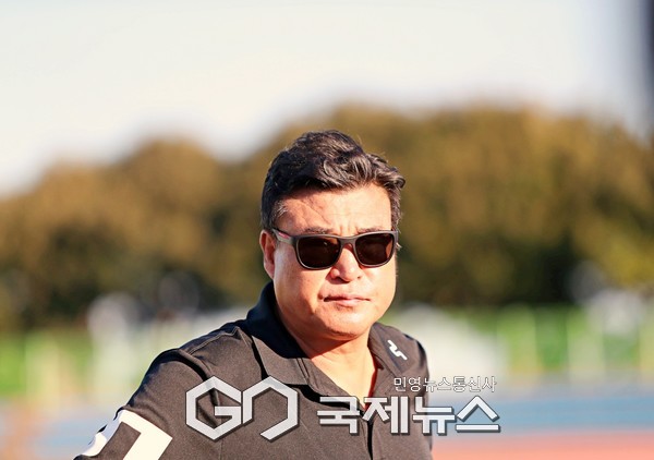 재창단 4년 차 전국대회 첫 결승전에 이끈 정읍신태인축구센터U18 이문희 총감독이 31일 공천포 구장에서 열린 제33회 백록기 전국고등학교축구대회  서울대한U18와 4강전에서 경기장을 바라보고 있다(사진=축구상식)