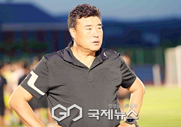재창단 4년 차 전국대회 첫 결승전에 이끈 정읍신태인축구센터U18 이문희 총감독이 31일 공천포 구장에서 열린 제33회 백록기 전국고등학교축구대회  서울대한U18와 4강전에 앞서 선수들에게 미팅을 하고 있다(사진=축구상식)