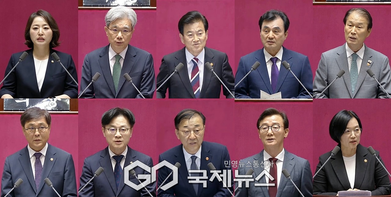 ▲이주희 더불어민주당 비례대표 의원과 김상환 헌법재판소장,정동영 통일부장관, 안규백 국방부장관, 권오을 국가보훈부장관,최휘영 문화체육관광부장관, 김정관 산업통상자원부장관,김윤덕 국토부장관, 전재수 해양수산부장관,한성숙 중소벤처기업주장관이 4일 오후 국회 본회의에서 국민들께 인사를 하고 있다./사진=이용우 기자 