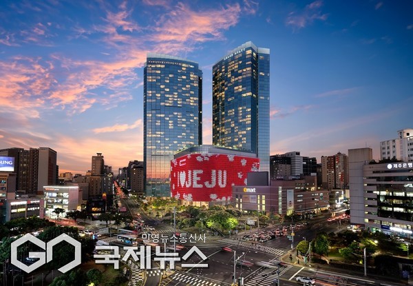 제주 드림타워 복합리조트가 또 다시 월간 최고 매출 기록을 갈아치우며 질주를 이어가고 있다. 롯데관광개발은 1일 공시를 통해, 지난 7월 드림타워 복합리조트의 총매출이 589억 원(카지노 순매출 434억 원, 호텔 155억 원)으로 집계됐다고 밝혔다.[사진=제주드림타워 전경]