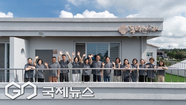 제주도와 제주관광공사는 마을 여행 전담 여행사와 함께 ‘Begin Again: 동백마을 일주일 살이’ 프로그램을 본격 운영에 들어간다. 이 프로그램은 은퇴 이후의 삶을 준비하는 사람들, 삶의 방향을 새롭게 정립하고 싶은 이들을 위한 ‘인생 리셋 여행’으로 기획됐다.[사진=제주관광공사]