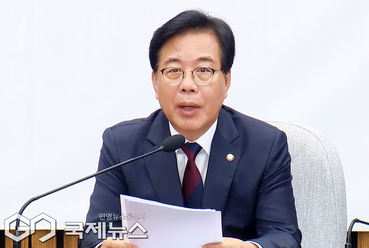 ▲송언석 국민의힘 비상대책위원장 겸 원내대표는 5일 오전 국회에서 원내대책회의를 주재하며 더불어민주당이 방송3법을 강행 처리한다면 위헌법률신청 등 모든 법적가용 수단을 동원해 저지투쟁에 나서겠다고 밝히고 있다./사진=이용우 기자