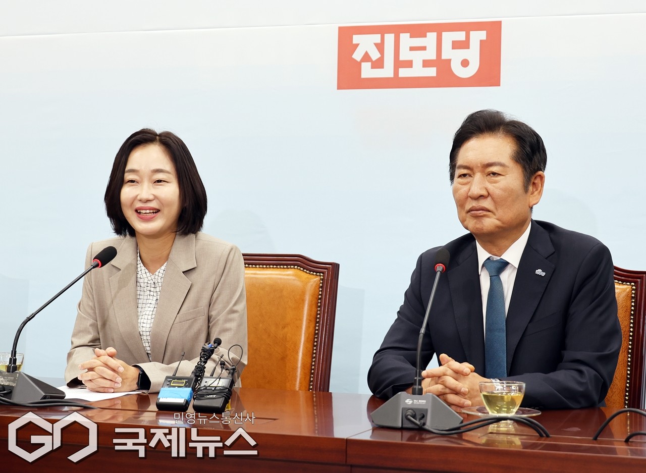 ▲김제연 진보당 상임대표는 5일 정청래 더불어민주당 대표의 예방에 대해 감사의 뜻을 전하며 이재명 정부 첫 여당 대표로 당원들과 국민의 선택을 받아 당선되신 것을 축하하고 있다./사진=이용우 기자 