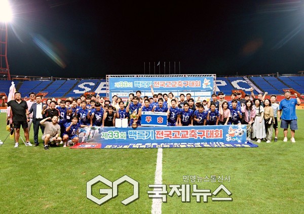 챔피언 정읍신태인축구센터U18 선수단이 2일 제주월드컵경기장에서 열린 제33회 백록기 전국고등학교축구대회 시상식 후 기념 촬영에 임하고 있다(사진=제주도축구협회 박정미 이사)