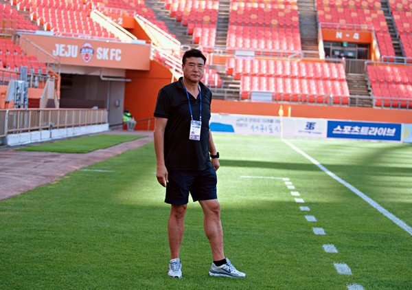 챔피언 정읍신태인축구센터U18 이문희 총감독이 2일 제주월드컵경기장에서 열린 제33회 백록기 전국고등학교축구대회 시상식 후 기념 촬영에 임하고 있다(사진=제주도축구협회 박정미 이사)