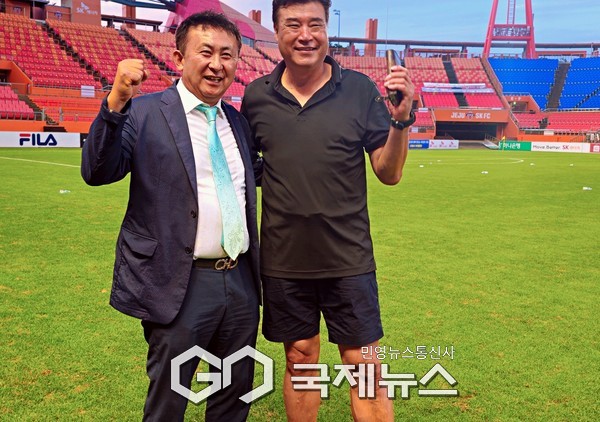 챔피언 정읍신태인축구센터U18 선수단이 2일 제주월드컵경기장에서 열린 제33회 백록기 전국고등학교축구대회 시상식 후 서강일 전북축구협회장과 기념 촬영에 임하고 있다(사진=제주도축구협회 박정미 이사)