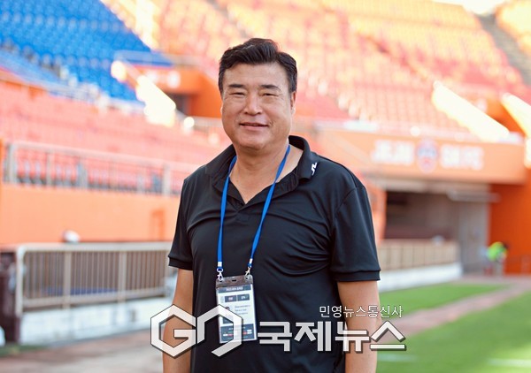 챔피언 정읍신태인축구센터U18 이문희 총감독이 2일 제주월드컵경기장에서 열린 제33회 백록기 전국고등학교축구대회 시상식 후 기념 촬영에 임하고 있다(사진=제주도축구협회 박정미 이사)