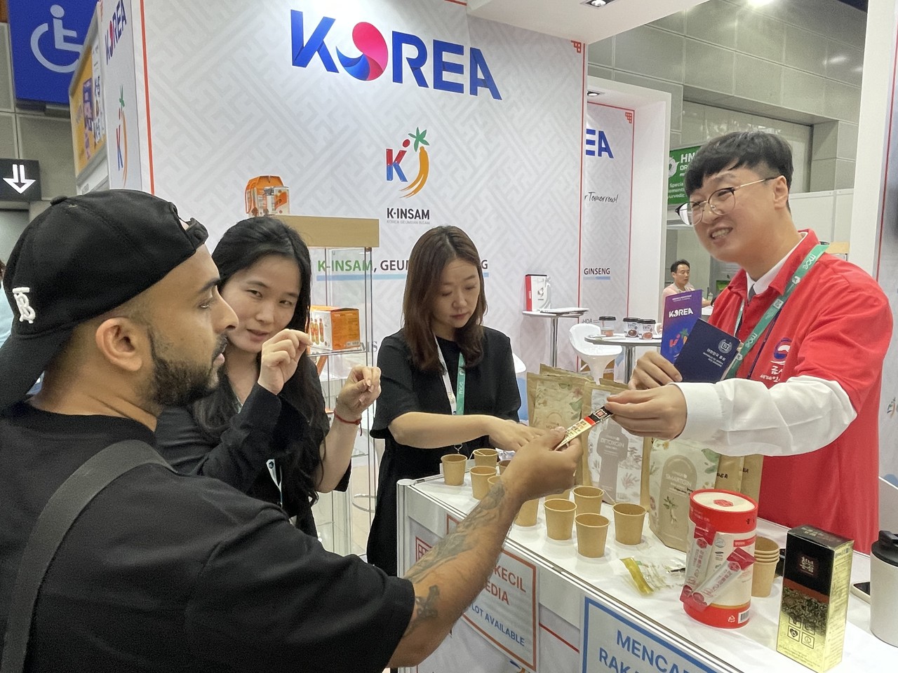 전시회를 방문한 현지인, 금산인삼의 맛에 홀렸다(금산군)