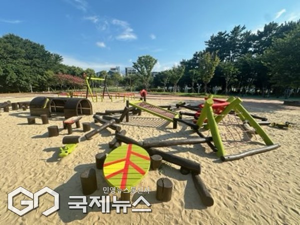 제주시는 지난 7월부터 추진한 ‘시민복지타운 광장 시설물 도장 및 산책로 정비’ 사업을 최근 마무리했다.[사진=제주시]