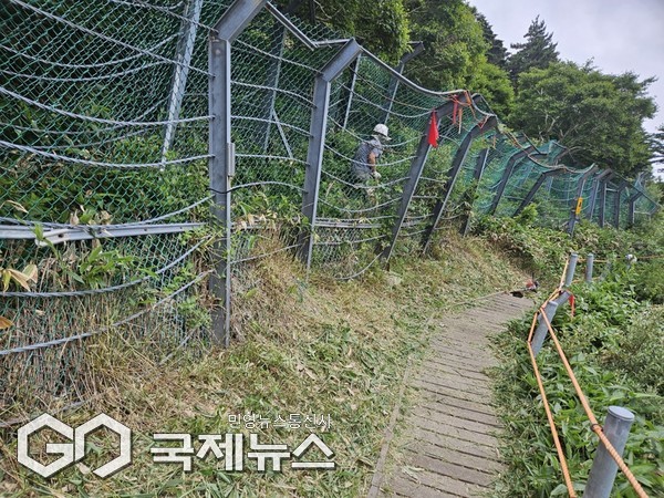 제주도 세계유산본부는 탐방객 안전 확보를 위해 관음사 탐방로 삼각봉에서 정상까지 구간에 대해 부분 입산 통제를 시행한다. 출입통제는 오는 9월 15일부터 10월 31일까지다.[사진=제주도 세계유산본부]