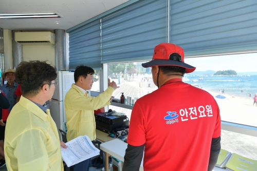 정기명 여수시장이 웅천 해수욕장을 방문해 하절기 현안 사업 및 폭염 관련 안전 점검을 하고 있다. ⓒ 여수시