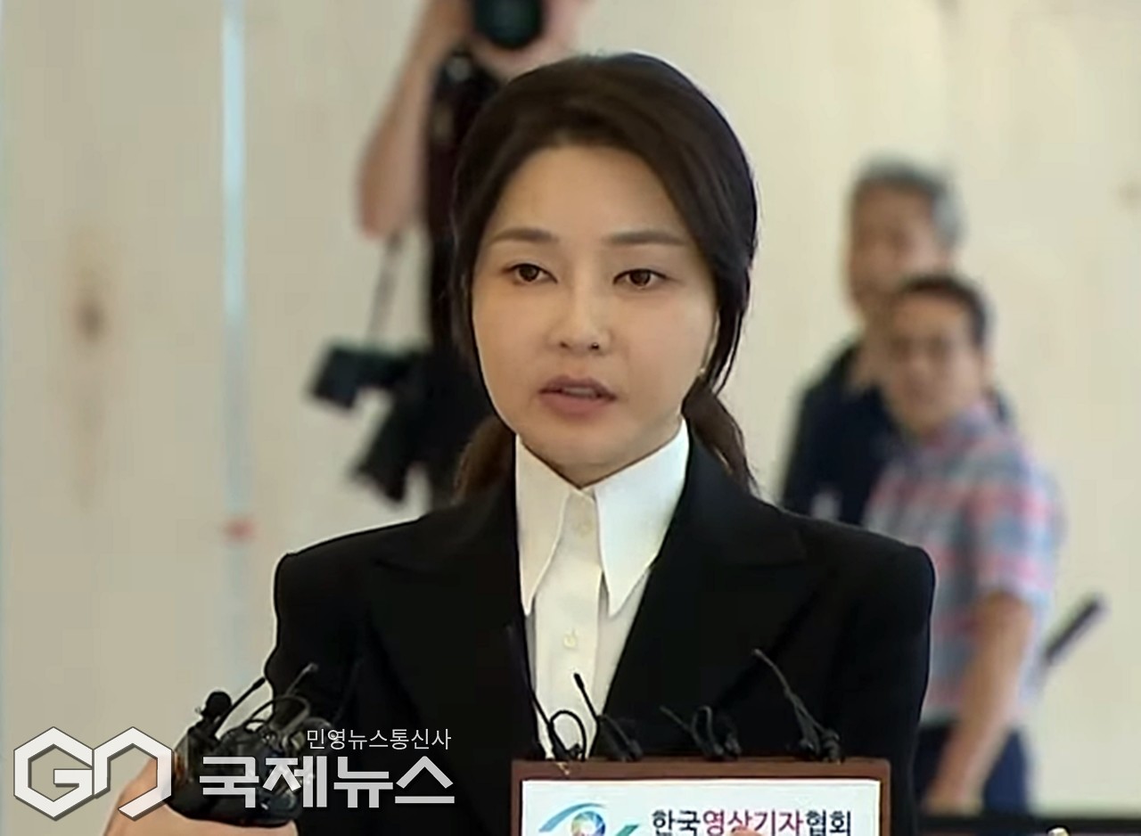 ▲김건희 여사는 6일 오전 서울 광화문 특별검사의 소환 출석에 앞서 짧은 입장을 밝히고 있다/채널A캡쳐
