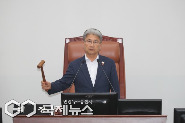  제주도의회이상봉 의장은 지난 5일 오후 열린 제441회 제주도의회 임시회 개회식에서 개회사를 통해 기초자치단체 행정구역과 관련 "도민들의 뜻과 그 타당성을 직접 묻는 절차를, 의회가 주체가 돼 이행해 나가겠다"고 밝혔다.[사진=제주도의회]
