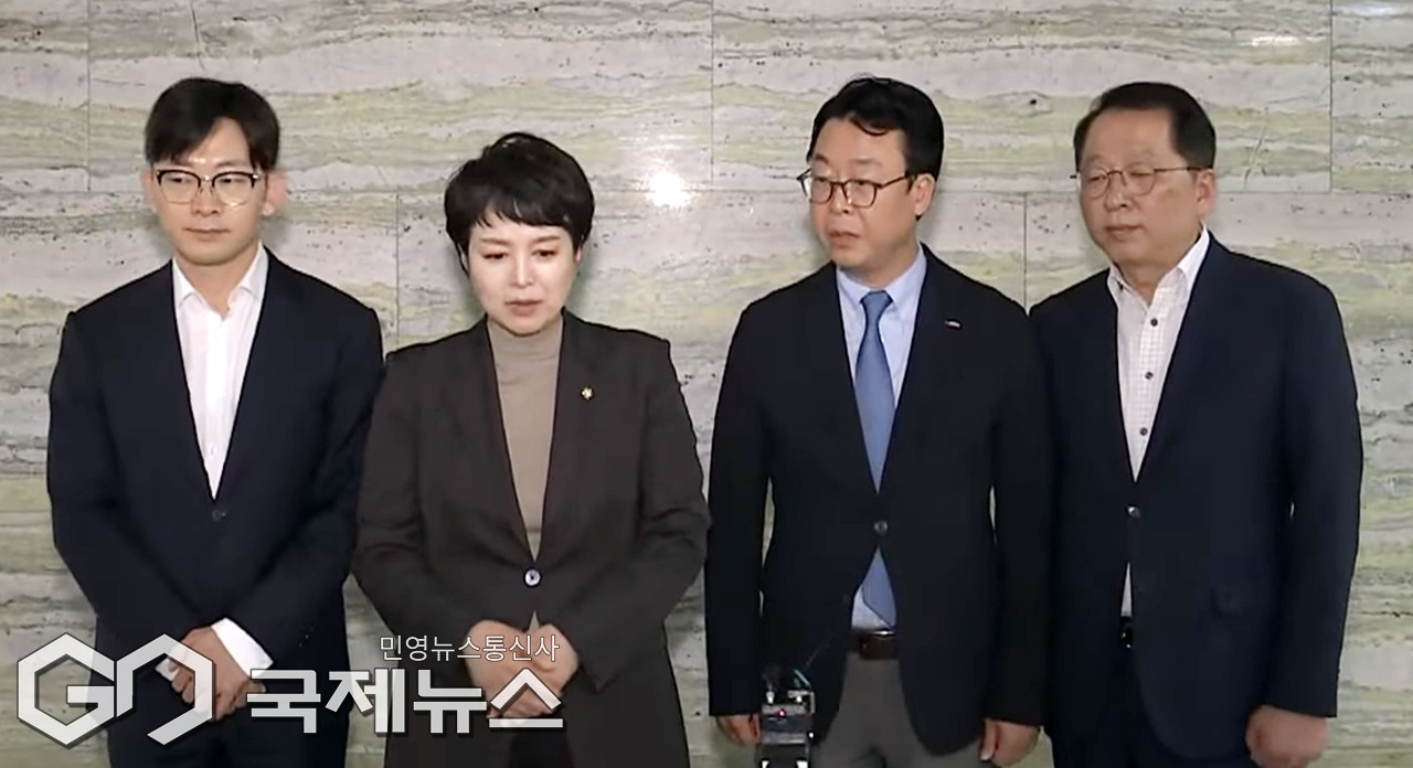 ▲곽규택 법률자문위원장과 원내부대표단은 6일 이춘석 의원의 징계안 제출 후 기자들의 질문에 답변하고 있다./사진=이용우 기자