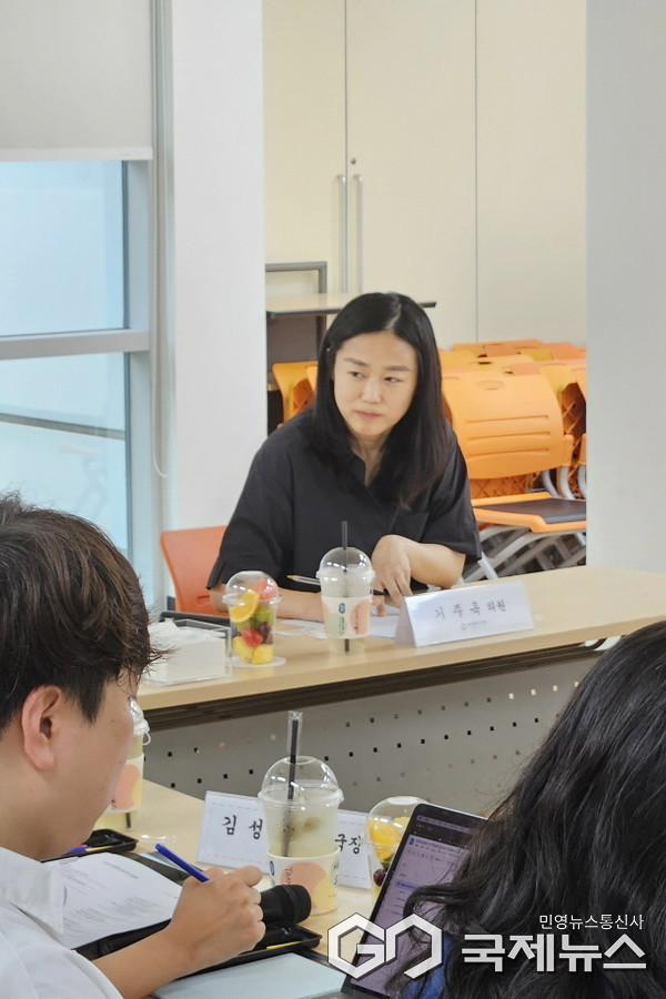 6일 용인시가족센터 열린 관계자들과의 간담회에서 실무자들의 의견을 청취하고 있는 기주옥 의원의 모습(사진=용인시의회))