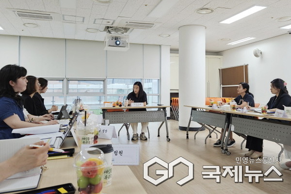 기주옥 용인시의원이 6일 용인시가족센터 관계자들과의 간담회에서 실무자들의 의견을 청취하고 있다.(사진=용인시의회))