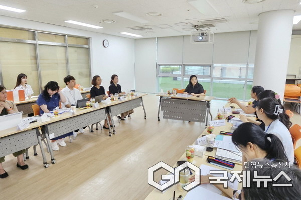 기주옥 용인시의원이 6일 용인시가족센터 관계자들과의 간담회에서 실무자들의 의견을 청취하고 있다.(사진=용인시의회))