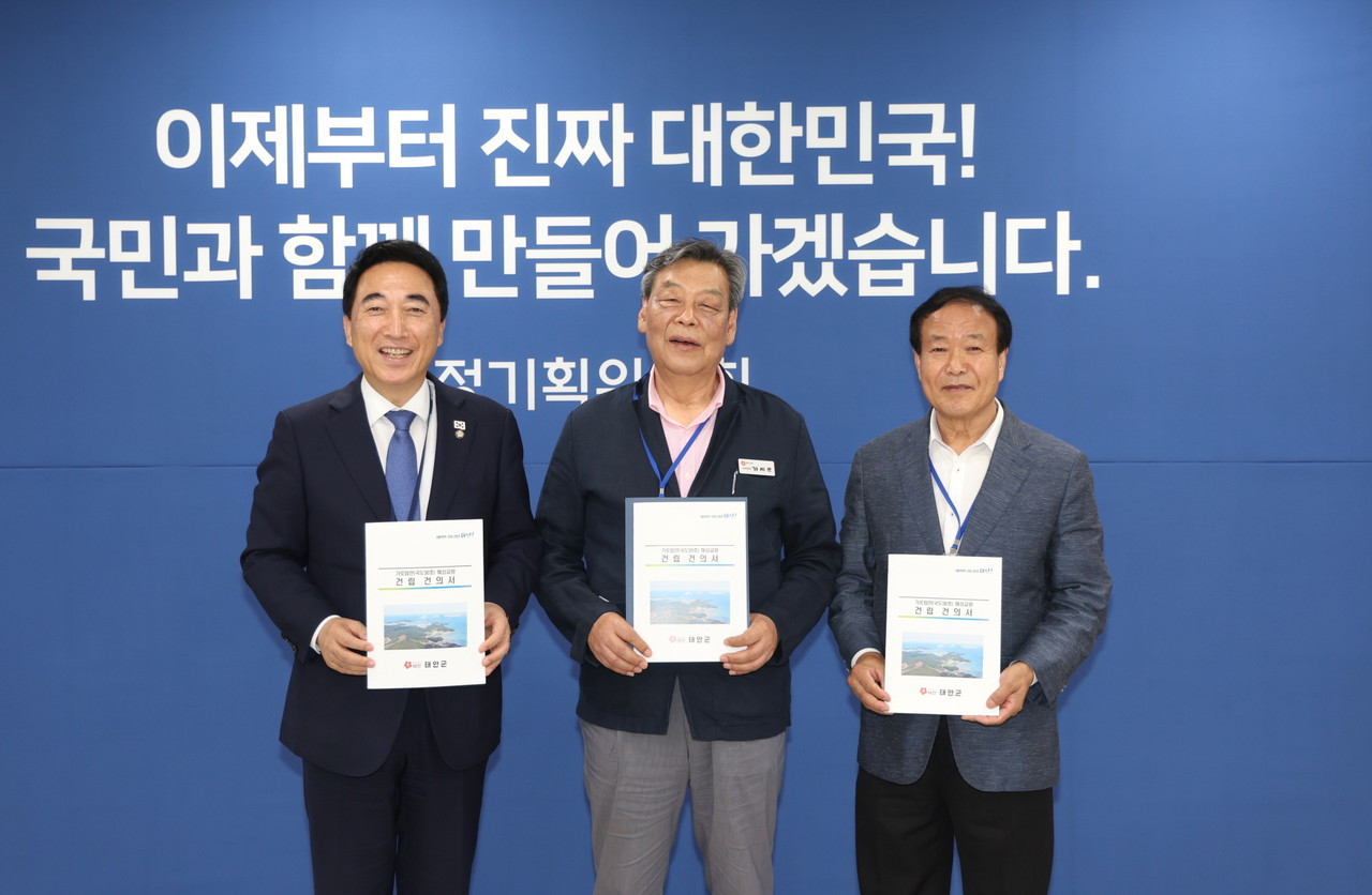 가세로 태안군수가 균형성장특별위원회 박수현 위원장을 만나 대정부 건의서를 전달 했다(태안군)