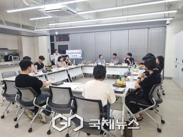 ▲안양시가 청년정책조정위원회 위원들과 간담회를 열고 있다 <사진=안양시 제공>