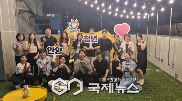 ▲안양시 청년정책조정위원회 위원들이 간담회를 마치고 기념 촬영을 했다 <사진=안양시 제공>