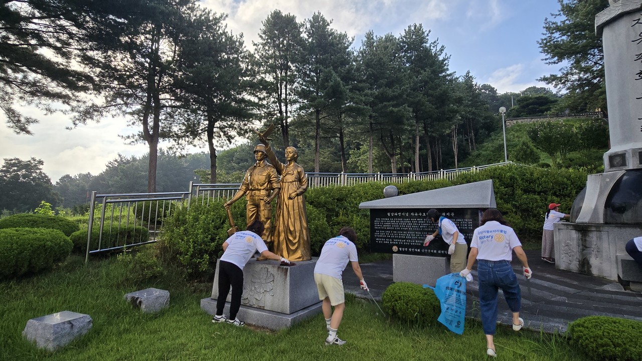    금산 충혼탑 딱기와 인삼엑스포 일원에서 줍킹 봉사를 실천 했다 (국제뉴스)