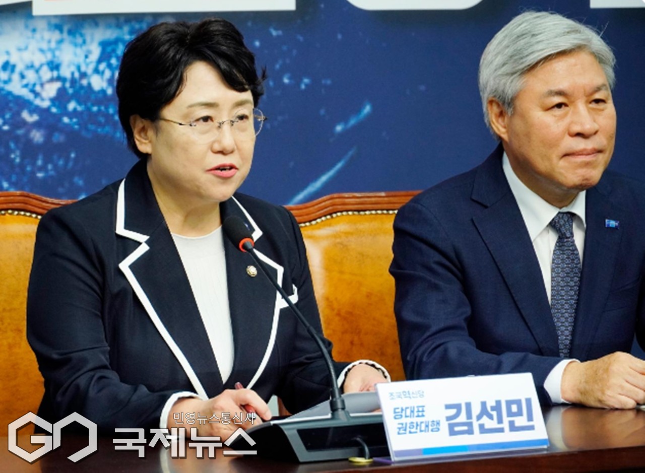 ▲김선민 조국혁신당 대표 권한대행은 11일 오후 국회에서 광복절 특별사면 관련 긴급 기자회견을 열고 조국 전 대표가 자유의 공기를 호흡하게 된 것은 국민 덕이며 빛의 혁명인 정권교체, 이재명 국민주권정부가 출범했기에 가능했다고 평가하고 있다./사진=이용우 기자 