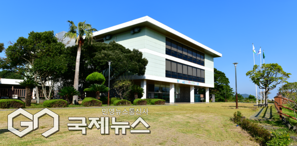 제주시 우당도서관은 성인 대상 아동·청소년 문학창작 입문 프로그램 ‘부캐는 동화작가’ 참여자를 모집한다.[사진=우당도서관 전경]