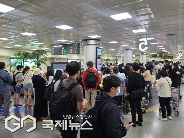 제주도와 제주관광공사(사장 고승철)는  가을 여행 시즌을 맞아 하반기 제주 관광 수요를 선제적으로 끌어올리고, 내국인 관광객의 항공비 부담을 줄이기 위해 오는 31일까지 온라인 채널을 통해 ‘제주 가을 여행 감사 이벤트’를 진행하고 있다.[사진=국제뉴스 제주본부 DB]