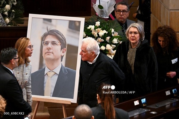 2025년 8월 11일, 고(故) 콜롬비아 대선 후보 미겔 우리베 투르바이의 아버지 미겔 우리베 론도노(가운데)가 보고타 의회에서 열린 아들의 국장에 참석했다. 사진제공/AFP통신