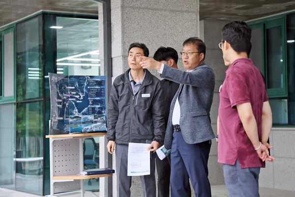 (사진제공=창원특례시)장금용 창원시장 권한대행은 12일 어촌뉴딜300사업이 진행 중인 마산합포구 진전면 시락항을 방문해 사업 추진 상황을 점검했다.