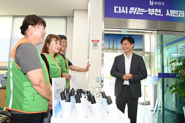 조용익 부천시장이 원종1동 행정복지센터를 찾아 양우산 대여 봉사를 하고 있는 자율방재단들을 격려하고 있다. 사진=부천시