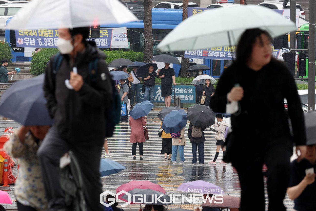 (서울=국제뉴스) 서울역 인근에서 시민들이 우산을 쓰고 발걸음을 옮기고 있다. /사진=이용우기자 