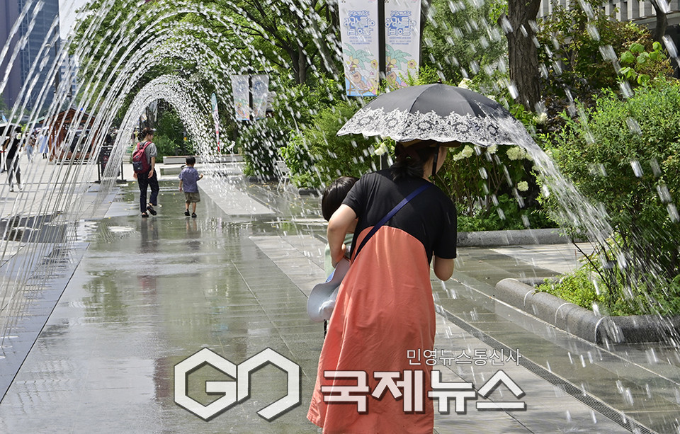 선글라스와 양산, 분수대에서 더위 식혀 (사진=안희영 기자)