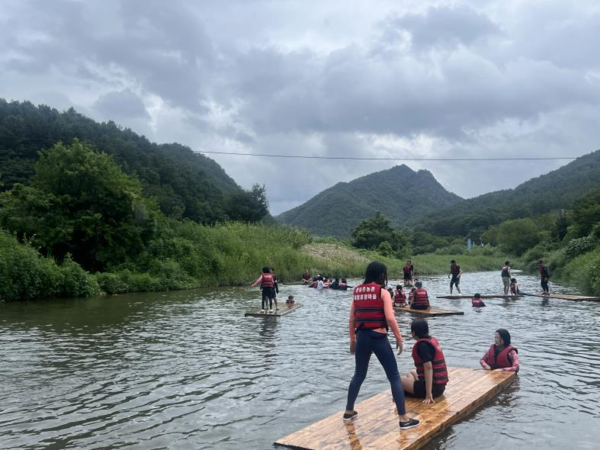 양평에서 농촌체험 중인 시민들(사진=중구청 제공)