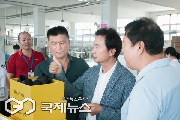 권동칠 트렉스타 대표가 지난 38년동안 고기능성 신발 개발 및 생산으로 축척한 기술력을 중국 Qinze社 관계자들에게 설명하고 있다/제공=트렉스타​