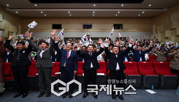 제80주년 광복절 기념식에서 참석자들이 힘차게 대한독립만세를 외치고 있다