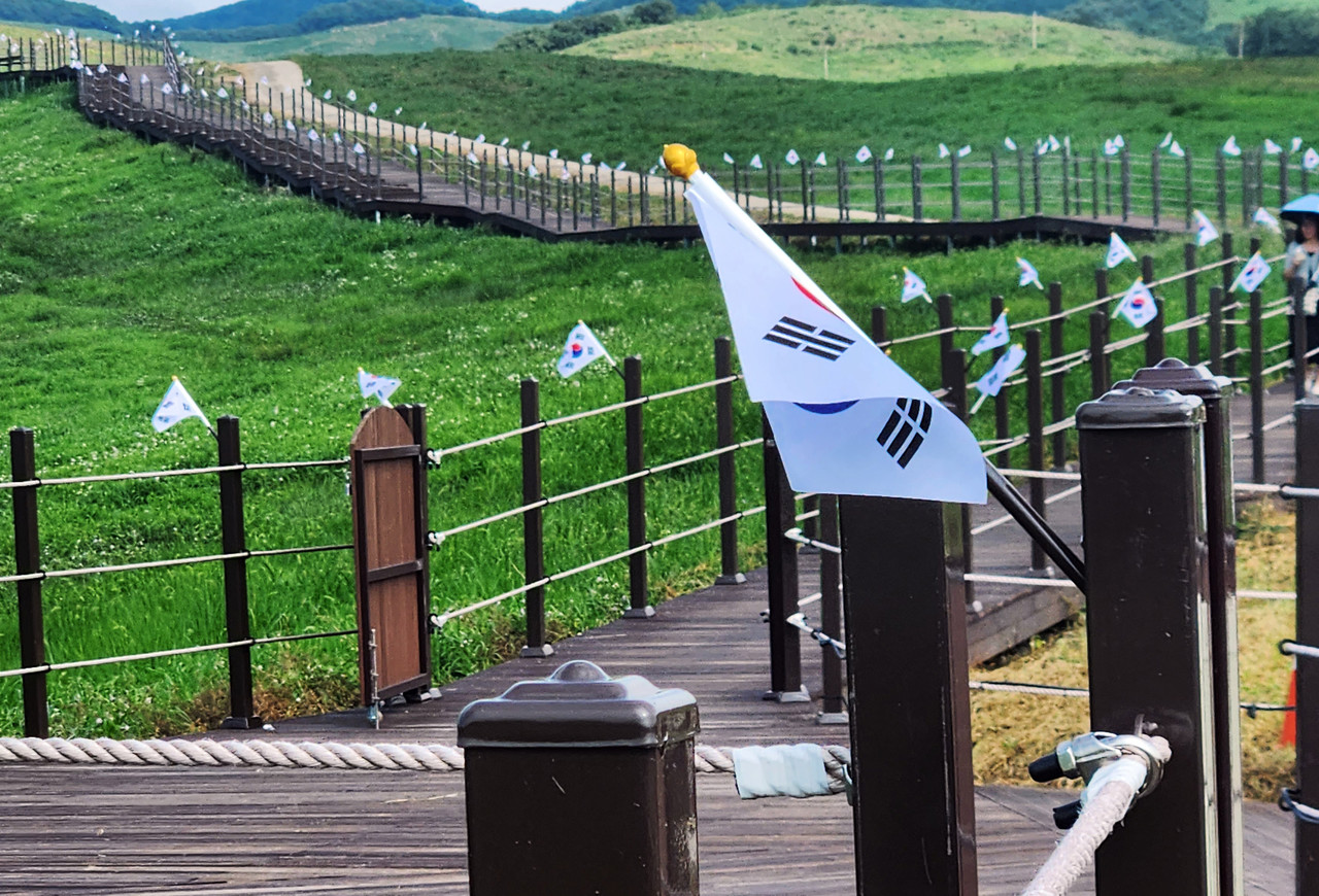 푸른 하늘과 초원 사이로 펄럭이는 태극기가 광복의 소중함을 다시 한번 되새기는 계기가 된다(서산시)