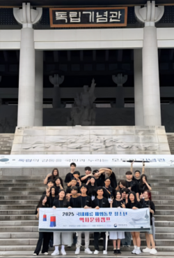 재외동포청이 광복 80주년을 맞아 실시한 ‘국내 체류 재외동포 청소년 역사문화캠프’ 참가자들이 독립기념관을 찾아 기념촬영을 하고 있다. 사진=재외동포청